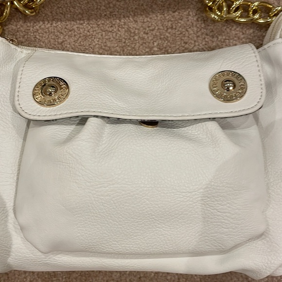 NEW white purse Chenson brand. Multiple zippers/pockets. Perfect for summer! - Picture 2 of 7
